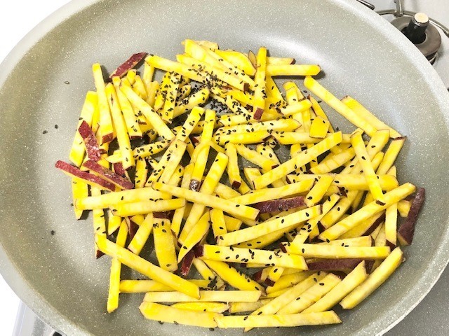 食感もたのしい「ほっくりサツマイモとセロリの塩きんぴら」のレシピ