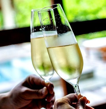 ワイングラスの持ち方 脚を持つのは間違っている!? ソムリエに聞いてみた!イエノミスタイル 家飲みを楽しむ人の情報サイト