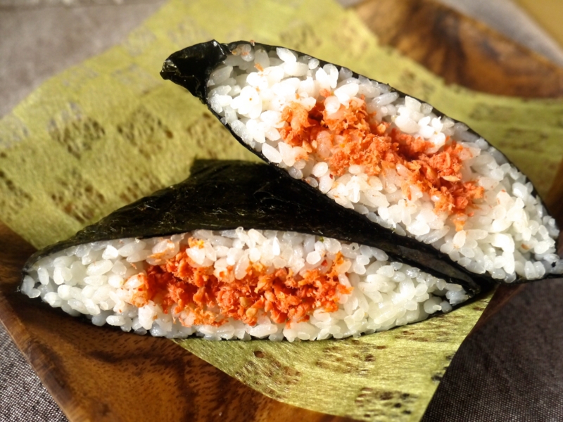 おにぎらず 鮭フレーク の献立 副菜：きゅうり・にんじん・カリフラワーのドレッシング漬け、汁物：なすと油揚げのうま塩豚汁 献立・メニュー 味の素パーク たべる楽しさを、もっと