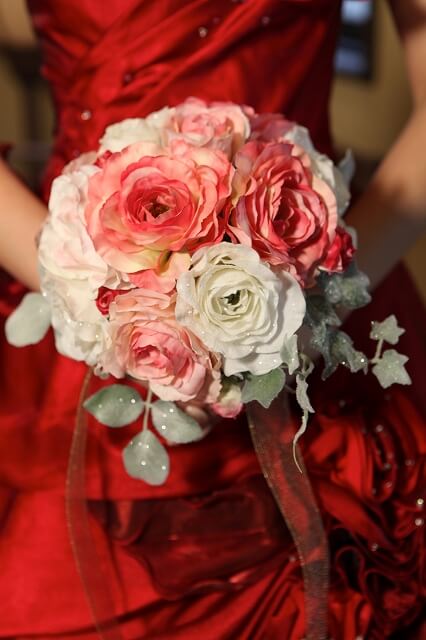 白と赤のブーケと赤ワインItalian Flora