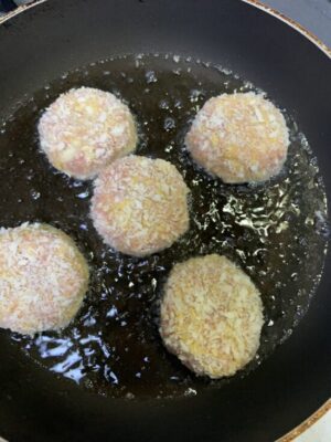 栗原はるみさんのレシピで春キャベツのメンチカツ🌱 オーロラソースでいただきまーす！おうちごはん 簡単レシピ 料理 料理記録 夕飯 晩ごはん 夜ごはん 夕飯献立 夕飯記録 ごはん記録 食卓 てづくりごはん365 暮らしを楽しむ 日々の暮らし cooking グリーンコープ