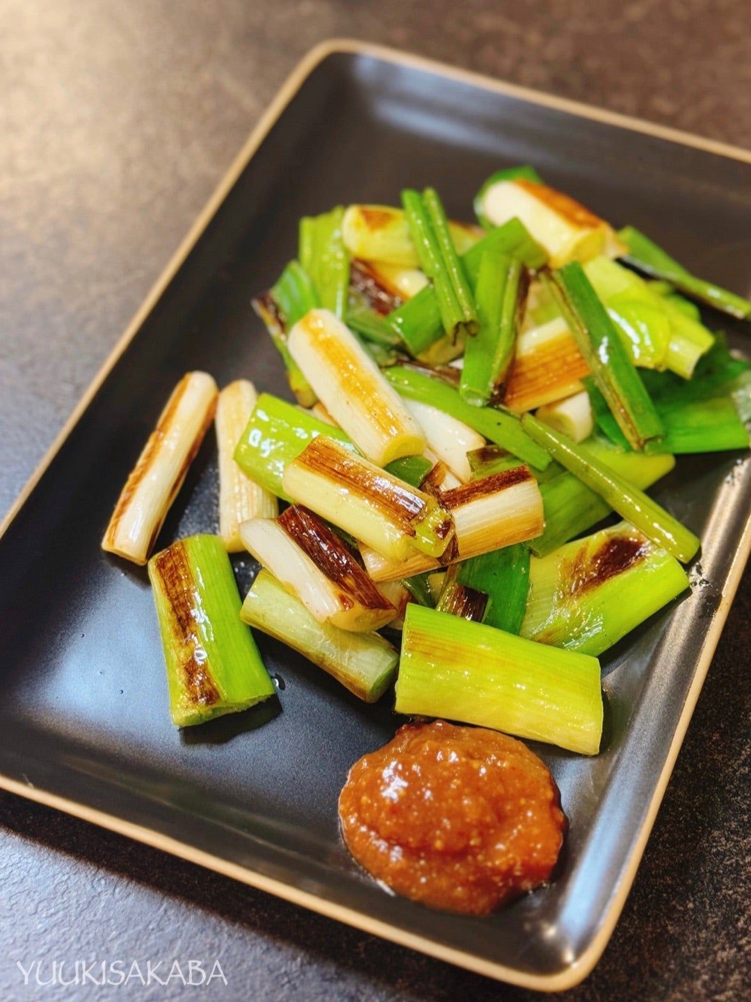 切って混ぜるだけ簡単おつまみ🍺ピリ辛ねぎの油揚げピザ