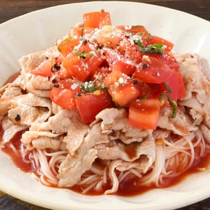 トマトと玉ねぎと大葉のサラダ作りました🍅 ˎˊ˗ ドレッシングは、 ✻ごま油 ✻酢 ✻さとう ✻すりごま たっぷり!✻しょうゆを合わせただけです! これからの暑い季節にぴったりなトマトサラダです⸝⋆トマトサラダ大葉レシピ玉ねぎみじん切りおうちごはん