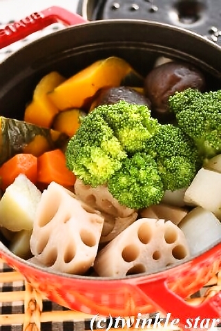 staubで蒸した野菜がおいしいので、もっと野菜たくさん食べたいネコとおひとりぐらし