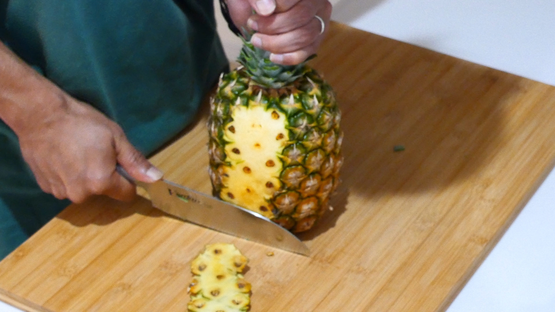 もう迷わない！パイナップルの皮の剥き方を基本からアレンジまで紹介食・料理オリーブオイルをひとまわし