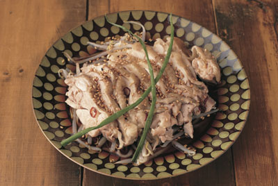 レンジで鶏とじゃがいもの塩だれ煮 , ＜材料 2人分 ＞, じゃがいも1個 150g , 玉ねぎ1 2個 100g , 鶏もも肉 冷凍1枚 300g , 顆粒鶏ガラスープの素小さじ2, 酒大さじ2, 水大さじ3, おろしにんにく小さじ1 4 チューブの場合2cm , 塩 少量, こしょう適量, 黒こしょう 粗びき 適量, ドライパセリ適量, ＜作り方＞,