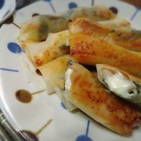 ぎょうざの皮で豚バラ大葉チーズ巻き ,材料 , 豚バラの薄切り100g, ぎょうざの皮8枚, 大葉8枚, プロセスチーズ4つ, サラダ油 適量,作り方 , ①プロセスチーズ4つを半分にカット, ②ぎょうざの皮→大葉→豚バラ→チーズの順にのせて包む,③フライパンにサラダ油を1cmほどひき②をサッと揚げ焼きすれば完成,