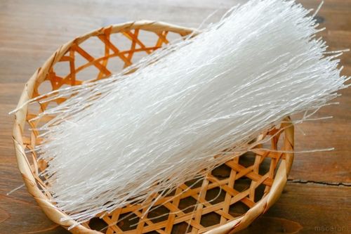 ツルっとヘルシー♬︎中華風シンプルな春雨サラダ🥒✨みんな大好き春雨サラダです🤍 シンプルにきゅうりとハムと卵 で作りました🐣♬︎ 春雨をお湯で戻す間にきゅうりとハムを切って 炒り卵を作ったらごま油風味の 中華風だれと絡めて完成 ^^ 👌 給食に出てきそうな