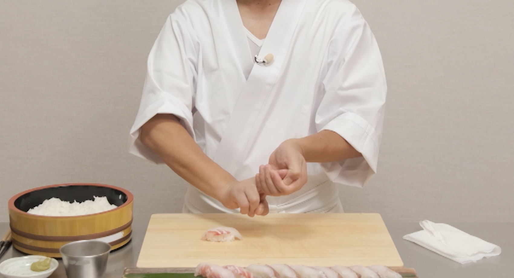 マグロの握り寿司を握る男性の手 10853008717 の写真・イラスト素材アマナイメージズ