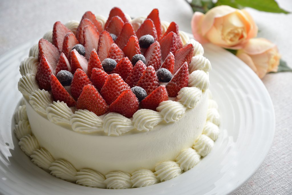 ≪こだわりの≫ショートケーキ 5号 冷凍 ホール フルーツケーキ フルーツ ホールケーキ 洋菓子 生菓子 苺 イチゴ 白桃 黄桃 キウイ 生クリーム冷凍 送料無料 4~6人 クール便出荷 の通販価格比較のビカム