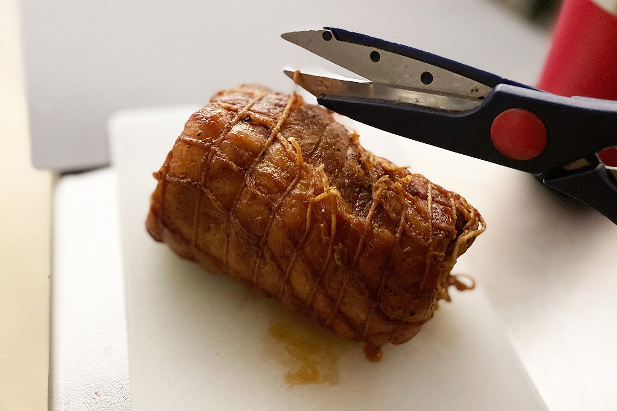 ダッチオーブンでできる、お手軽チャーシュー 一流シェフの「キャンプ飯」料理帖MEN'S EX ONLINE