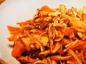 コリコリで美味しい焼き椎茸の作り方,材料 , 椎茸 1P, バター 20g, おろしニンニク 適量, ポン酢 適量,作り方 ,①椎茸の軸をギリギリで切り取る。, ②トースター用のバットにアルミホイルを敷き、椎茸の軸の方を上にして並べて乗せる。,③おろしニンニクを少し椎茸に乗せ、塗り広げる。, ④軸の石づきを取り除き、薄くスライスする。, ⑤椎茸にスライスした軸を均等に分けて乗せる。,