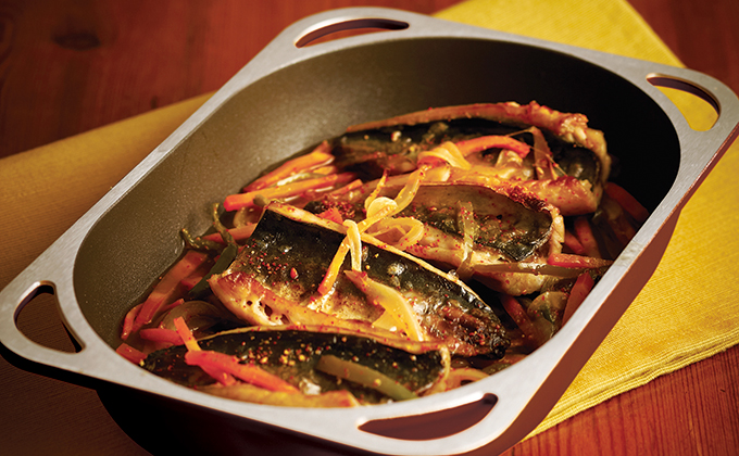 絶品♪アジのアヒージョお魚アカウントもフォローしてね→ @osakana_mikimilk 鯵が大漁だったのでアヒージョも作ったよ〜！ アジ の旨味がオイルに移ってヨダレが垂れるほど美味しかったのでレシピをご紹介！ 今回の具材はナスとミニトマトを使って 彩りも良い感じに