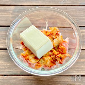 レシピあり▷▷▷スワイプ ﻿レンジで1発キムチチゲ風スープ 。﻿ ﻿ 材料入れてチンするだけ‼️寒い日にピッタリ‼️﻿ ﻿はぁあ～あったまる～メガネ曇る～﻿ ポッカポカ。食べ終わる頃には汗かいてます、冬。たっぷりためて、スゥー 息吸ったキムチチゲです。 佐々木