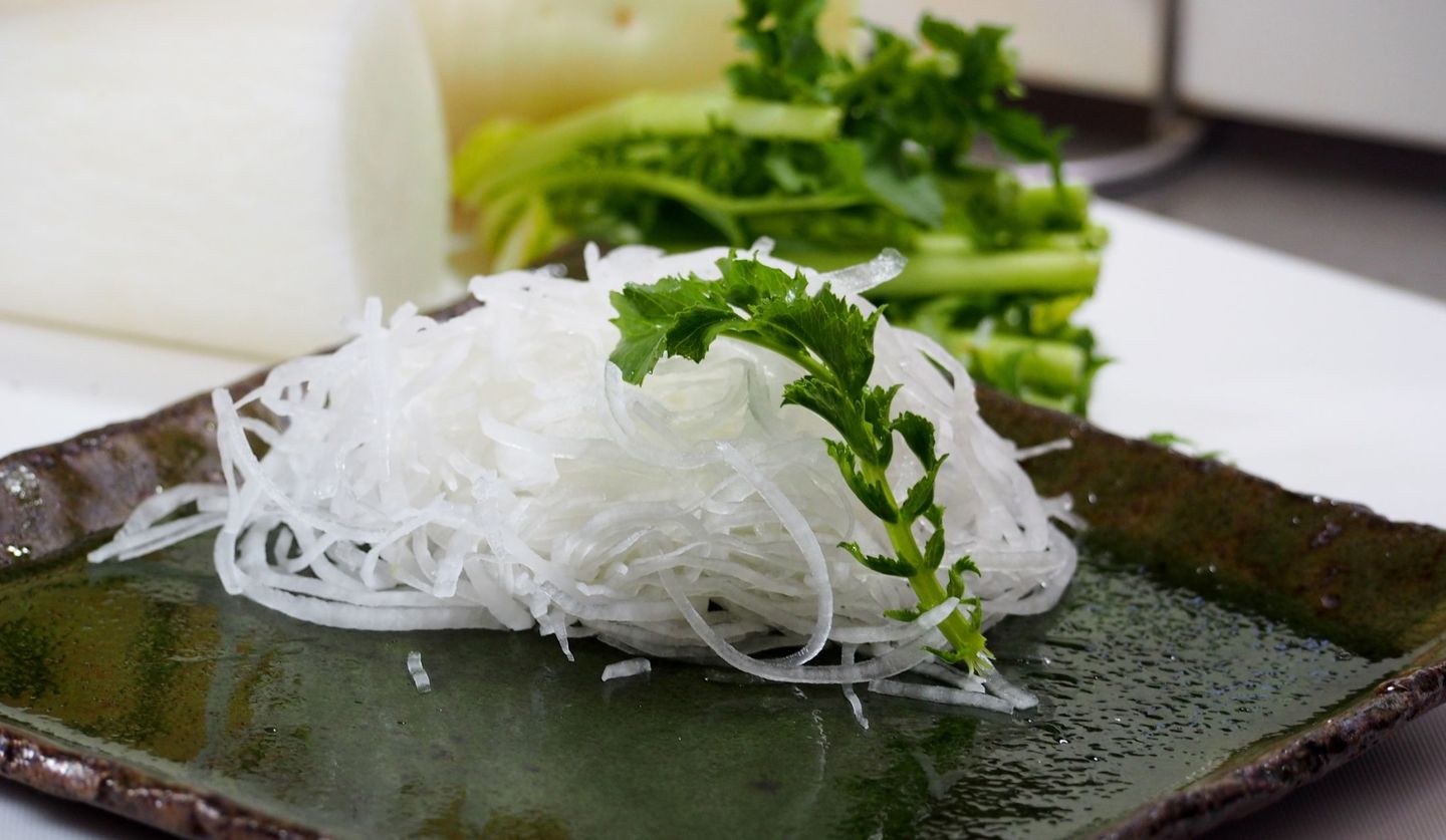 刺身のツマが絶品グルメに変身！ 祖母直伝の節約グルメ「大根ツマ餅」が旨すぎる 我が家の定番レシピ– ページ 2 – 食楽web