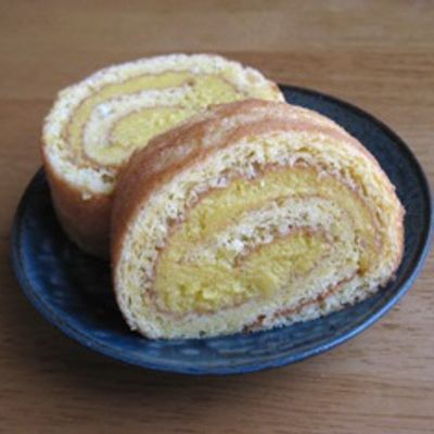 材料3つ オーブンなし！ロールケーキ作り方！ 材料 ◯ロールケーキ ・卵2個 ・ホットケーキミックス50g ・絞るだけホイップ1本1.卵を卵黄と卵白に分ける。 2.卵白を泡立ててメレンゲを作る。 3.卵黄を溶いて、メレンゲを少し入れて馴染ませる。 4.残りのメレンゲを入れ