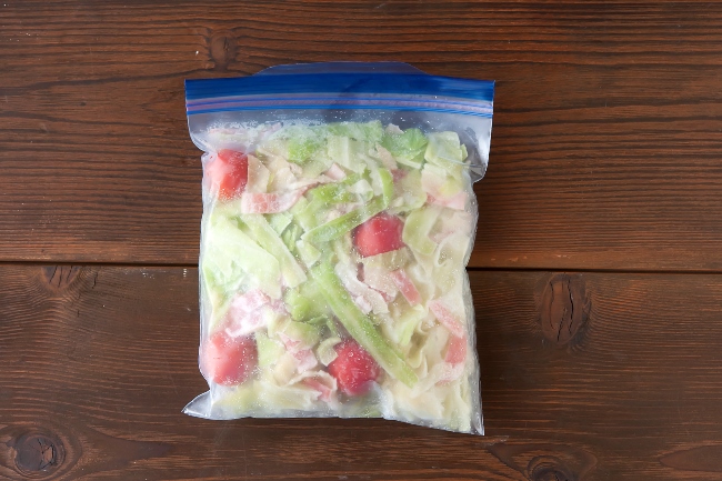 レシピ 業務スーパーの商品で超簡単豚汁！ 市販の『味噌汁の具』を具材に使ったお手軽な作り方 - ハピキャンキャンプ・アウトドア情報メディア