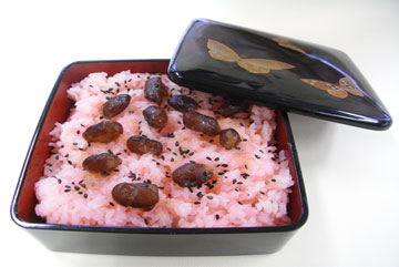 駅・コンビニでご当地🍙1 函館駅セブンイレブン「甘納豆の赤飯」「しょうゆおむすび紅しゃけ」梅ももあんず