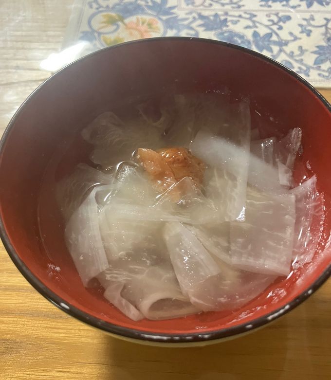 🍲 『野菜たっぷり梅流し』15分くらい？ ============================= 大根 しめじ・えのき：冷凍してるやつ 梅干し：2個豚バラ：3枚くらい入れた 千切りキャベツ 水：400ml 白だし：大1.5〜2 砂糖：小2 =============================①調味料入れて大根入れる。 ②