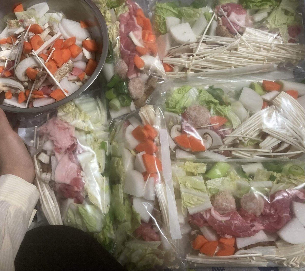 海鮮鍋セット 一人鍋 北海道 1人鍋セット 4個入 ギフト 冷凍 2種類 つみれ鍋 鮭うしお鍋 ×各2個 送料無料 爆買 :北海道の美食逸品イランカラプテ - 通販 - Yahoo!ショッピング