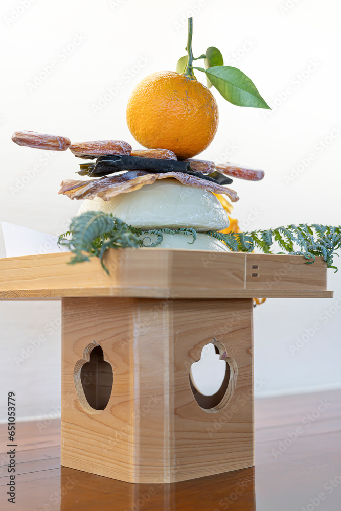 串柿』 和歌山県では、お正月の鏡餅の上に「串柿」と呼ばれる、串に刺した干し柿が飾られます。古来、お米は神様から授けられた大切なものと考えられてきました。お正月に、そのお米をついてお餅を飾るのは、そこに歳神様 その一年の福徳を授ける神様 が宿るためとも