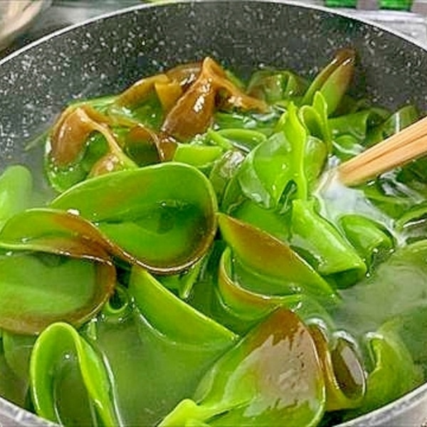 プロ直伝メカブの下処理から めかぶの酢の物 と残った めかぶの茎の炒め煮 の作り方プロが教えるメカブを簡単に切るコツと感動する湯通し