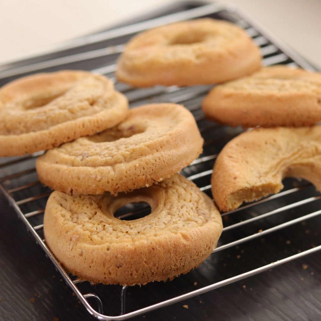 揚げずに簡単！きな粉米粉焼きドーナツレシピ🍩, 卵 乳 小麦粉 アーモンドプードルなし！, きな粉と米粉のドーナツ🌱,油控えめ・甘さ控えめですが、, きな粉の香ばしさがクセになる, 素朴でやさしい米粉の焼きドーナツです♪,材料 , 米粉※ 120g, きなこ 20g, 砂糖 きび砂糖など 20g, 無調整豆乳120g, 植物油 米油・ココナッツオイルなど 10g,