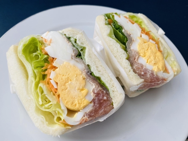 岩手県のサンドイッチおじさん 勝手にウチの画像使ってオードブルのメニュー作ってる。内容の真似っこはこの業界仕方ないとしても、ウチの画像使うのは犯罪ではないのだろうか。お店のアカウントも個人のアカウントもブロックされてて、何も言えなくて悔しすぎる。 元々