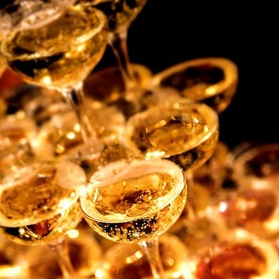 おいしく、しかもエレガントにワインを楽しむためのグラスの持ち方を指南