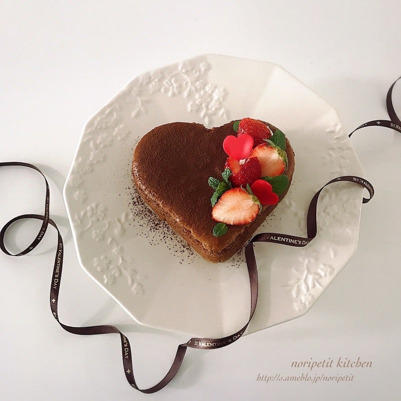 お誕生日に人気のチョコケーキ！ かわいいアイシングでデコレーションされた濃厚ガトーショコラ 6号の通販・お取り寄せマジックケーキデコガトーショコラ 誕生日・ガトーショコラデコレーション・ガトー ショコラ トッピングマジックガトー・マジックケーキ