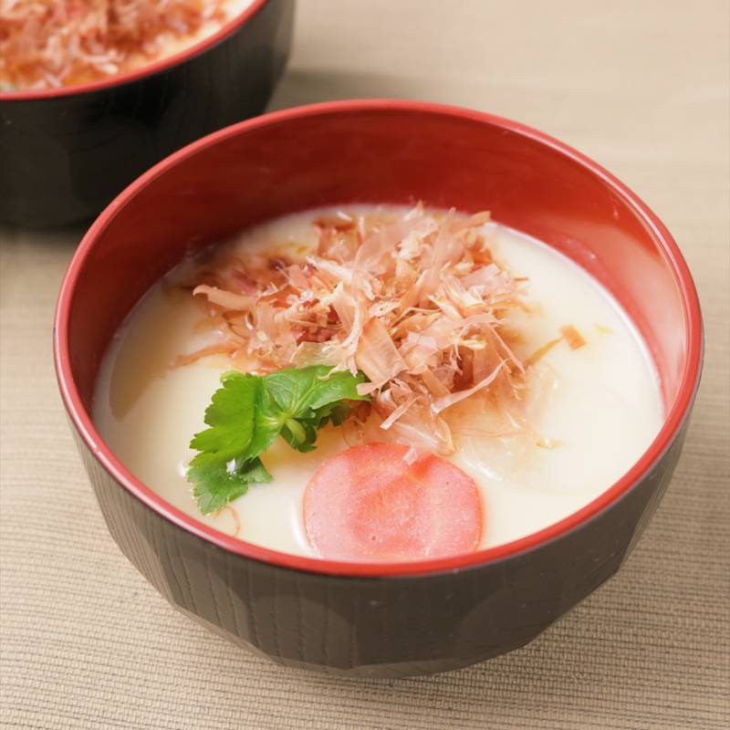 白だしと柚子胡椒のお雑煮 , ▼材料, 鶏肉200g, 人参1本, 大根1 2本, しいたけ 4個, かまほこ1本, 豆腐1丁, 三つ葉お好みの量, 出汁パック2袋, 白だしおたま1杯,柚子胡椒小さじ1〜2, 薄口醤油大さじ2 3, 酒大さじ1,