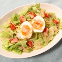 新感覚ラーメンサラダ❗ 作り方は超簡単。 キャベツの千切りの上にインスタントの味噌ラーメンをかけるだけ。通常よりもスープに使う水の分量を減らすのがコツです。 実は母から教えてもらったレシピです。ラーメンサラダ ラーメン キャベツキャベツの千切り マル