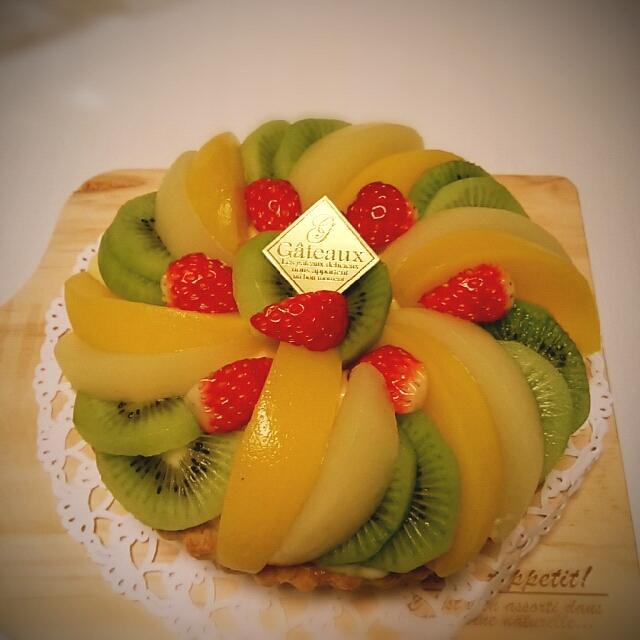 ケーキやタルトの飾りつけのコツフルーツタルトのラ・メゾン・アンソレイユターブル