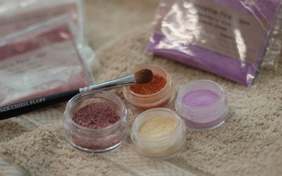 クレイ、マイカ、ココナッツオイル、エッセンシャルオイル。 全部自然素材のアイシャドウが出来ました！ 今年は手作りコスメにはまった年でした🥰色味が難しいけれど毎回実験感覚です！手作りコスメコスメ作り手作りアイシャドウアイシャドウ作りエシカル