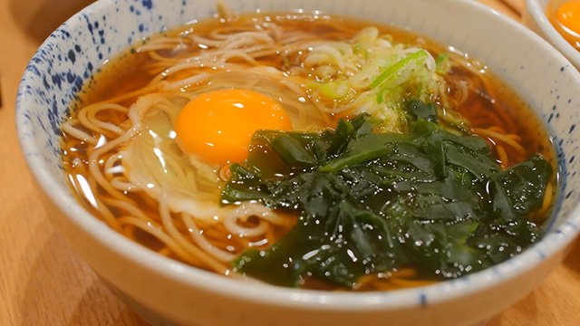 生卵のつけ汁で食べる冷たいそば