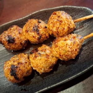 三ノ輪駅から歩いてすぐそばのところにあるジョイフル三の輪商店街・オススメ店舗三選です！1店舗目 とりふじこちらの商店街で一番目立つお惣菜屋さんとして営業されているのが「とりふじ」です。 揚げ物や串物のラインナップが充実しているので、近隣にお住まいの方