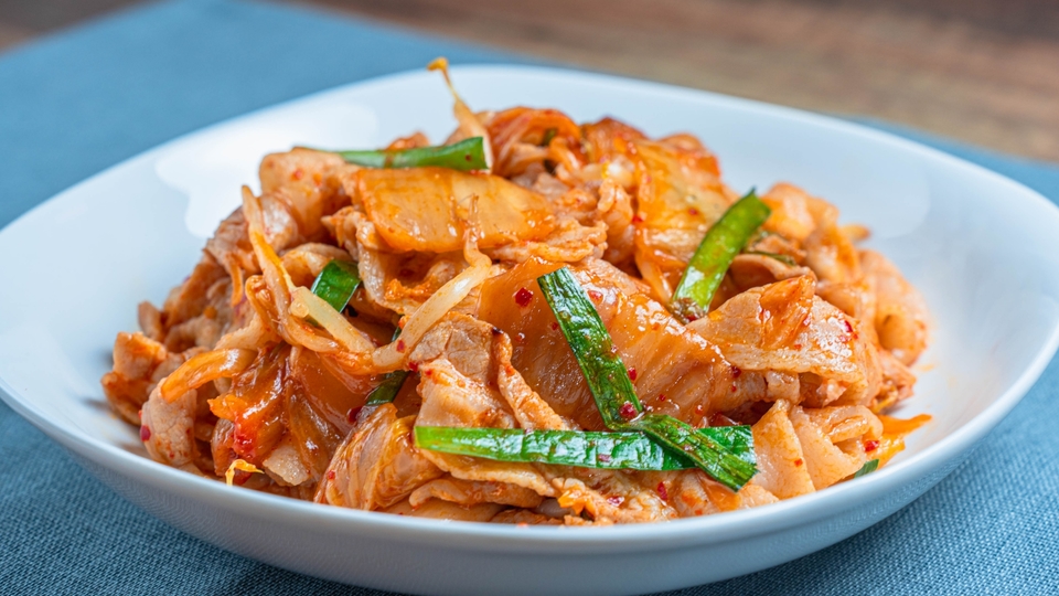 今やおにぎりの定番具材 豚キムチ老若男女問わず人気の肉系具材です。豚バラ肉とキムチの相性の良さに、さらにごま油で食欲をそそります。ごはんとおかず感覚で楽しめる逸品です。納豆、卵黄、チーズなどとのトッピングも人気です。おにぎり専門店おにぎりぼんご