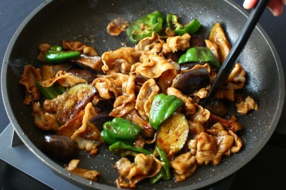 『なすのピリ辛みそ炒め』レシピはこちら↓, エネルギー：174 kcal食塩相当量：1.5 g, ＜材料 2人分 ＞, ・豚赤身ひき肉100g, ・なす160 g, ・ピーマン100 g, ・しょうが6 g, ・ごま油小さじ1,調味料 , ・甜麺醤大さじ1, ・酒 大さじ2 3, ・豆板醤小さじ1, ・砂糖大さじ2 3,