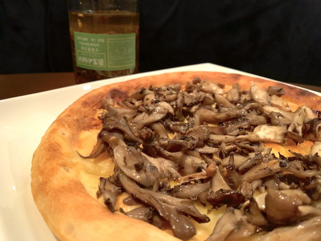 10月のレシピピッツァマルゲリータのアレンジレシピ:キノコとクリームソース マルゲリータと4種類のキノコのポワレバターソースを使用した秋のマルゲリータ・アレンジレシピをご紹介! □材料 4人分・ピッツァマルゲリータ 1枚 ・4種類のキノコのポワレバター