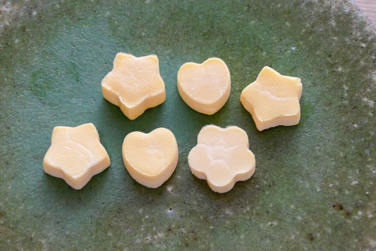 Amazon.co.jp: 卵シリコン型卵焼き型 シリコン 3Dチョコレート型ノンスティックスイートモールド ハーフエッグ型ケーキトッパー キャンディ チョコレート クッキー アイス ゼリー Koranuly : ホーム＆キッチン