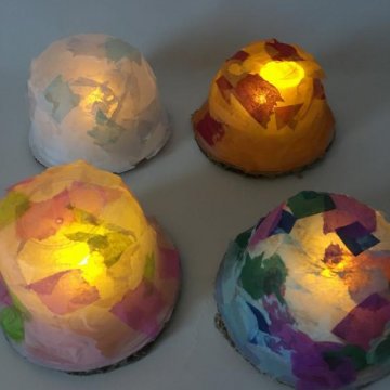 ゼリーカップのおひなさま 1〜2歳児さん向けのおひなさまです。 子どもの作業は ①ゼリーカップにお花紙をつめる ②色画用紙に丸シールを貼る③折り紙ちぎり貼り できる子はお顔を自分で描いても😊 丸シールなどを貼っても😊 顔写真つかっても😊 詳しい作り方と型紙は