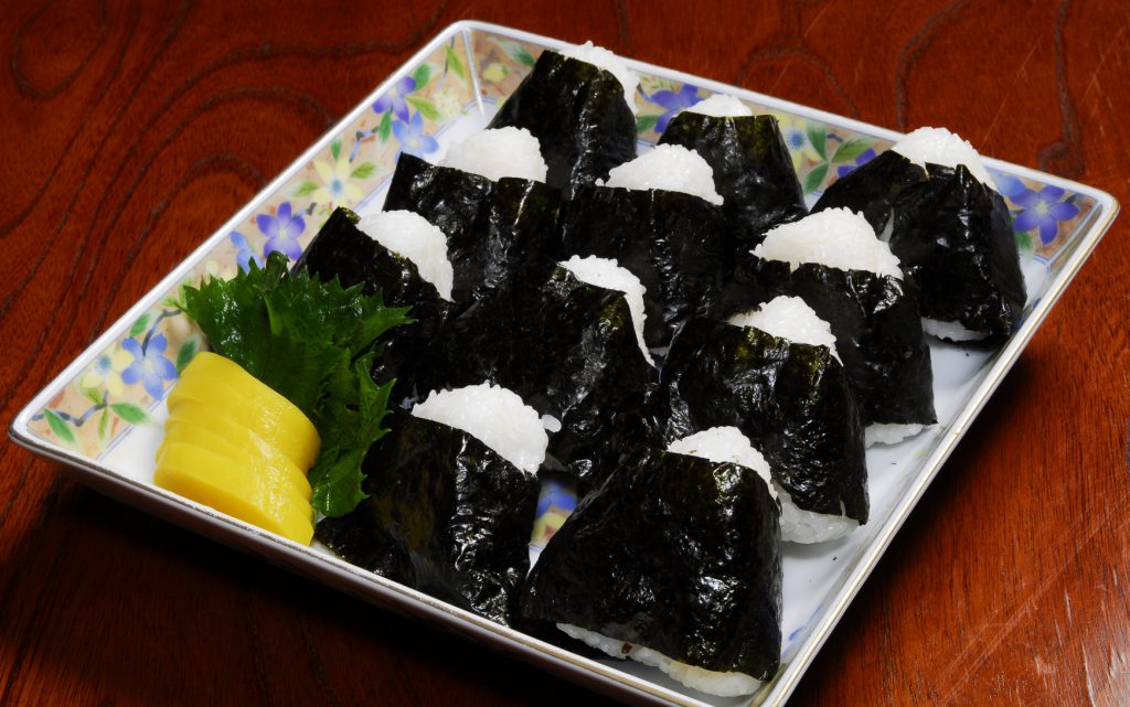 冷凍焼きおにぎりのお気に入りの食べ方🍘しょうがをたっぷり効かせたふわふわ卵あんをかけて食べます冷凍焼きおにぎり卵あんかけ冷凍焼き おにぎりアレンジあさごはん