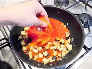 1番旨い魚ホキのカレー焼き , バターの相乗効果No. 1レシピ, 世界1旨い焼き魚こと, ホキをうまなる液 水200g塩10g佐藤10g に,2日間漬けた後、, 耐熱皿にのせておろしニンニク表面に塗って、カレー粉も表面に振りかけてグリルで焼くダケー♡,うまなる液吸ったホキのふっくらジューシーな事‼︎,