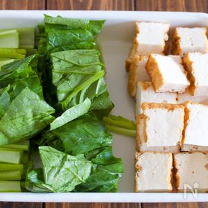 めんつゆでラクラク♪『厚揚げと小松菜の生姜そぼろ炒め』