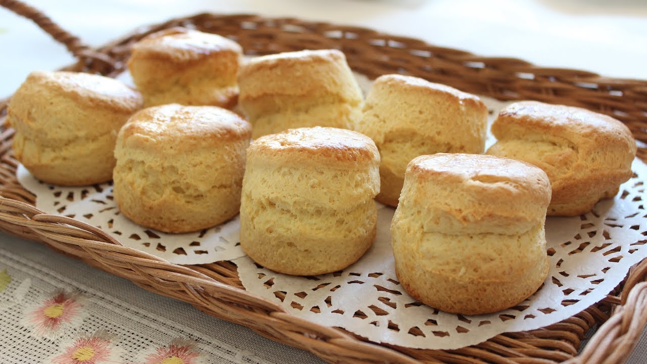 材料3つ トースターで作る!スコーン作り方!レシピ材料 ◯スコーン ・ホットケーキミックス150g ・サラダ油30g ・牛乳30g 1. ホットケーキミックスに牛乳とサラダ油を入れて混ぜる。 2.生地を薄く伸ばして折りたたみ、3回繰り返す。 3.セルクルでくり抜く。 4