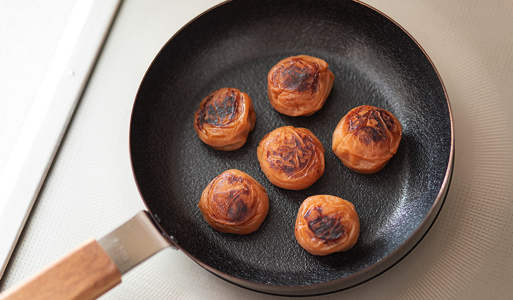 焼き梅干しの作り方をご紹介！ ＜電子レンジ＞ 梅干し100gを耐熱容器に入れてラップをし、600wで1分加熱 ＜オーブントースター＞天板にアルミホイルを敷いて梅干しを並べ、余熱なし1000wと5分加熱 ※焦げつきや加熱しすぎにご注意ください。 梅干しの香り成分である「梅