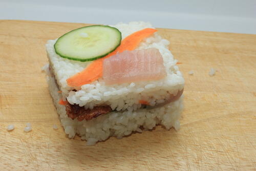 美しすぎる！」16貫の押し寿司がモザイク状に並ぶ贅沢な渋谷寿司ランチ