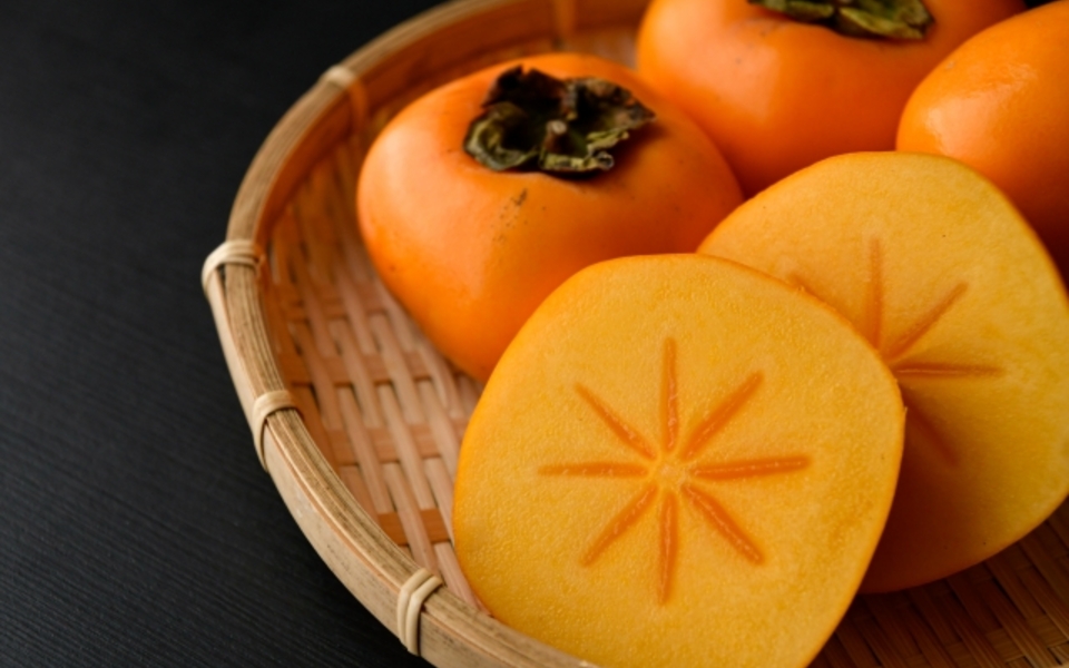 柿をおいしく長く保存する方法常温・冷蔵・冷凍の使い分けとおすすめレシピ、渋柿を甘くするワザもHugKum はぐくむ