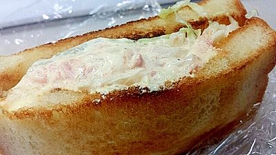 サーモンのリエット ベリーのジュレとシナモン風味のトーストと共に