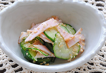 冷蔵庫にある食材でできる！ ハムときゅうりのごまサラダ